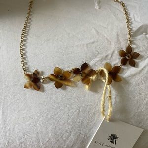 NWT acrylic tortoise flower statement necklace